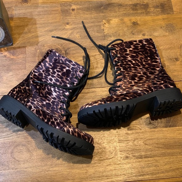 Steve Madden Velvet Leopard/ Cheetah Combat Boots size 7.5 NWOT - Picture 4 of 9